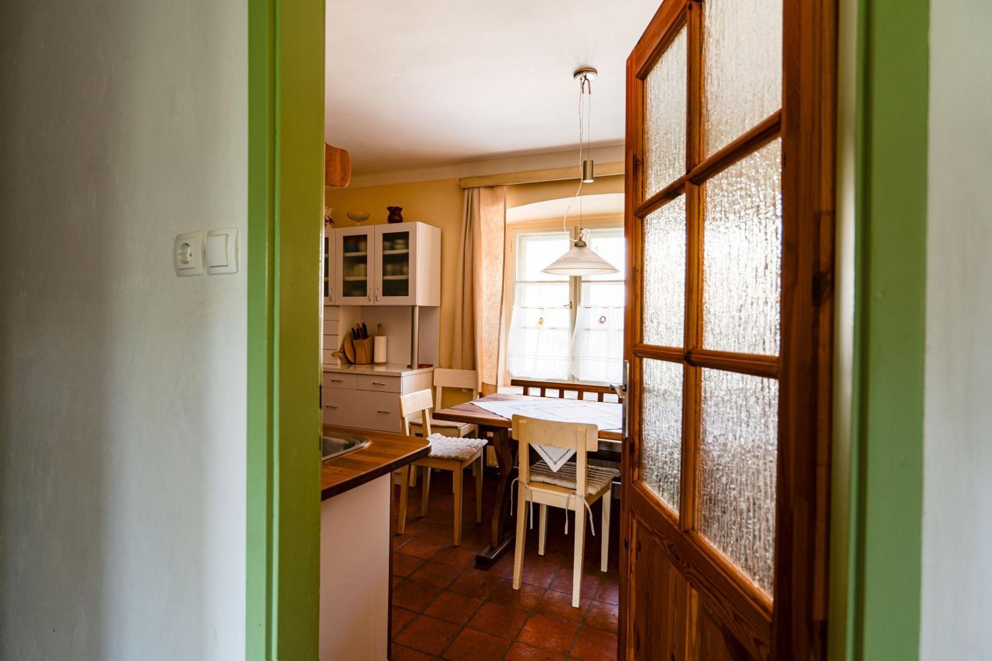 House, Garden And A Green Cat Bled Luaran gambar